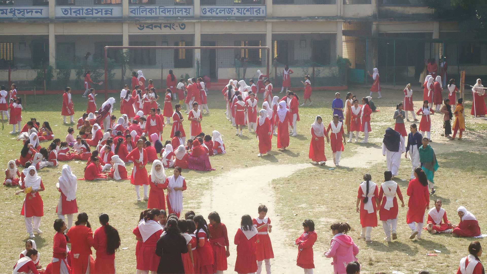 টিফিনের সময় শিক্ষার্থীরা